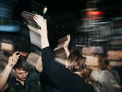 Clubs in Berlin: Menschen tanzen und feiern