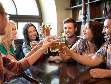 Clubs et bars à Berlin : des amis boivent de la bière dans un bar