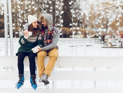 Un couple patineur à glace