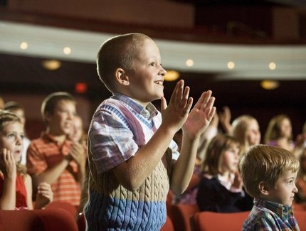 Kinder im Theater