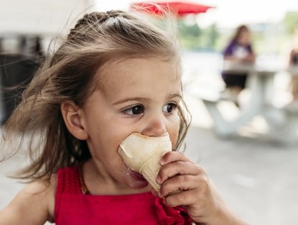 Kind genießt ein Eis