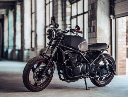 Moto negra en garaje