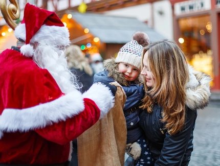 Mutter und Kind beim Weihnachtsmann