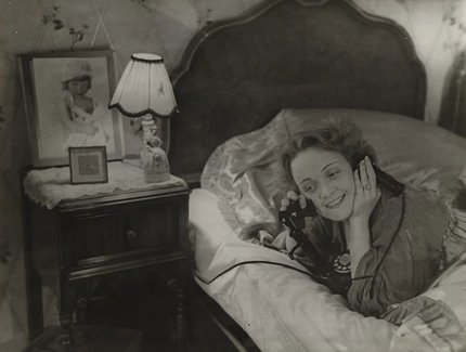 Marlene Dietrich telefoniert mit ihrer Tochter