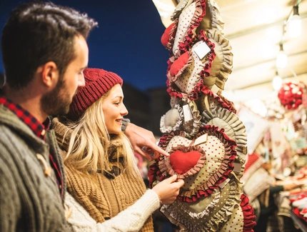 Pärchen auf dem Weihnachtsmarkt
