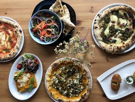 Neapolitanische Pizza, Salat und frittierte Vorspeisen 