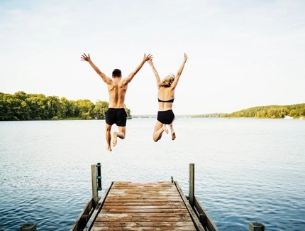 Freunde springen in einen See