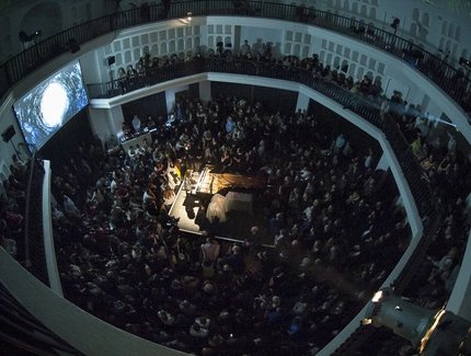 Menschen bei einer Veranstaltung in der Kuppelhalle im Silent Green in  Berlin.