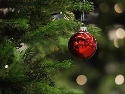 Weihnachtsbaum mit Kugel