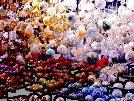 Weihnachtskugeln auf dem Weihnachtsmarkt