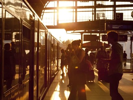 S-Bahn Bahnsteig im Abendrot