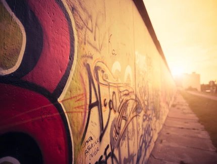 Grafitti an der Berliner Mauer im Sommer