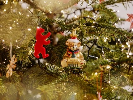Festlich geschmückter Weihnachtsbaum mit Berliner Bären