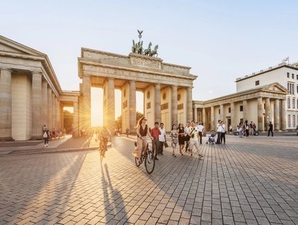 Brandenburger Tor im Sommer beim Sonnenuntergang