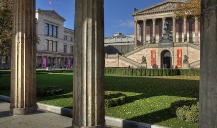 Blick vom Kolonnadenhof auf die Alte Nationalgalerie