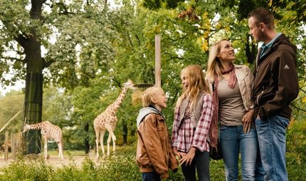 Familie im ZooFamily at Zoologischer Garten Berlin with giraffes Family at Zoologischer Garten Berlin with giraffes