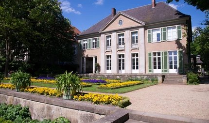 Vue du jardin sur la terrasse fleurie de la villa Liebermann. Vue du jardin sur la terrasse fleurie de la villa Liebermann.