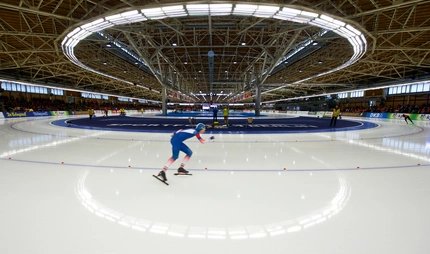 Sportforum Hohenschönhausen Eishalle mit Schlittschuhläufer im Sportforum Hohenschönhausen