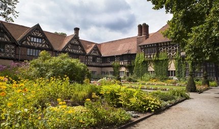 Schloss Cecilienhof im Neuen Garten Potsdam Garten vor Schloss Cecilienhof