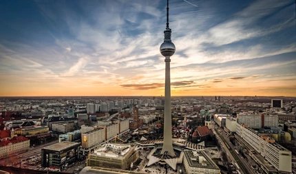 Berliner Fernsehturm bei Sonnenuntergang als Panorama