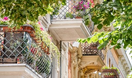Friedrichshagener Bölschestraße in Berlin mit Hausfassaden