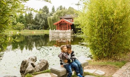 Besuch mit Kindern in den Gärten der Welt in Berlin