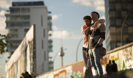 Gay-Pärchen unterwegs in Berlin-Friedrichshain