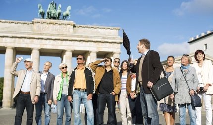 Reisegruppe vor dem Brandenburger Tor