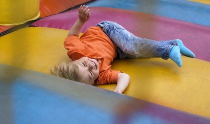Junge auf Hüpfburg