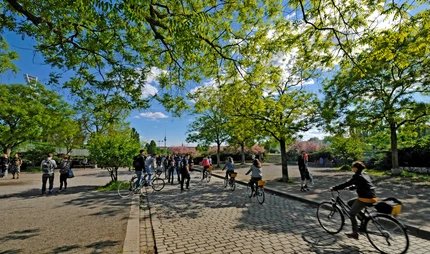 En vélo à travers le Mauerpark de Berlin