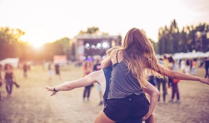 Besucher feiern auf einem Open Air Festival