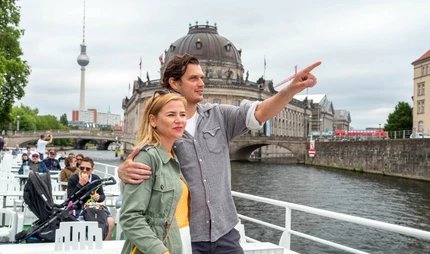 Ein Paar auf einer Schiffstour mit der Reederei Winkler in Berlin