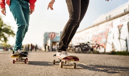 junge Leute mit Skateboards