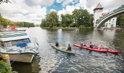 Mit Kanu und Kajak auf der Spree an der Abteibrücke in Berlin Treptow