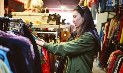 Mädchen beim Vintage- und Second Hand-Shopping