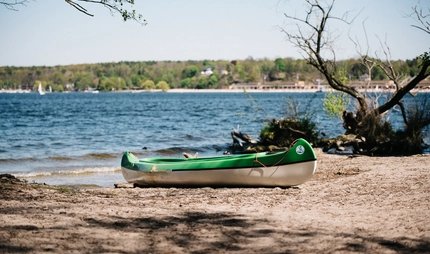 Blick auf den Wannsee mit Kajak am Strand an der Wannsee-Babelsberg Route