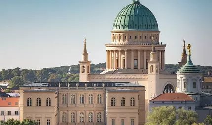 Vue sur la Freundschaftsinsel jusqu'au musée Barberini à Potsdam Vue sur la Freundschaftsinsel jusqu'au musée Barberini à Potsdam