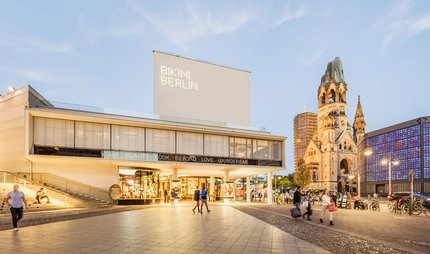 Bikinihaus und Gedächtniskirche am Kurfürstendamm Shopping im Bikinihaus in Berlin Charlottenburg