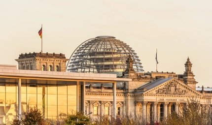 Kuppel der Sehenswürdigkeit Berliner Reichstag im warmen Licht