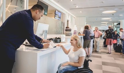 Rollstuhlgerechte Beratung im Scandic Hotel Barrierefreie Hotels Berlin
