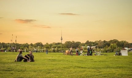 Tempelhofer Feld Berlin am Abend
