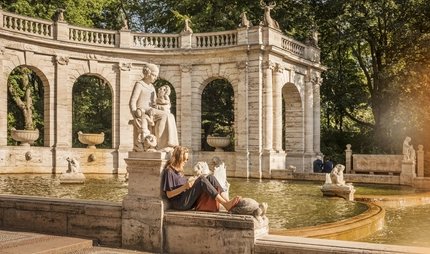 Fontaine de conte de fées dans le Volkspark Friedrichshain Une femme lit à la fontaine de conte de fées du Volkspark Friedrichshain Berlin