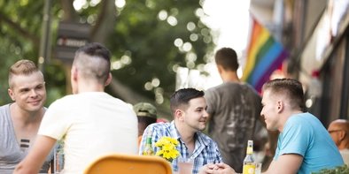 Schwules Pärchen unterwegs in Berlin-Schöneberg
