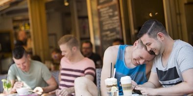 Schwules Pärchen unterwegs in Berlin-Schöneberg